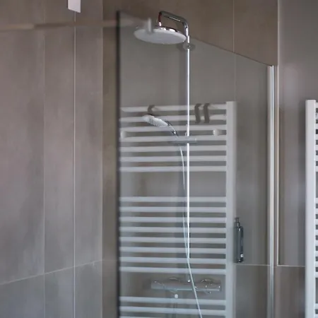 Garden Triple - 3 Min Walk To Benina Express アパート *